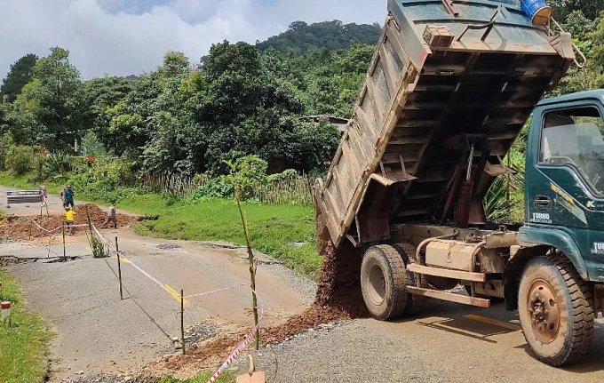 Khoảng 20 m quốc lộ 40B bị sụt lún đang được xử lý. Ảnh: Trung Mạnh