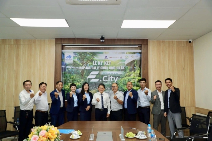 Đại diện Tập đoàn Tân Tạo cùng các đơn vị phân phối chiến lược tại lễ ký kết hợp tác phân phối dự án E.City Tân Đức. Ảnh:
