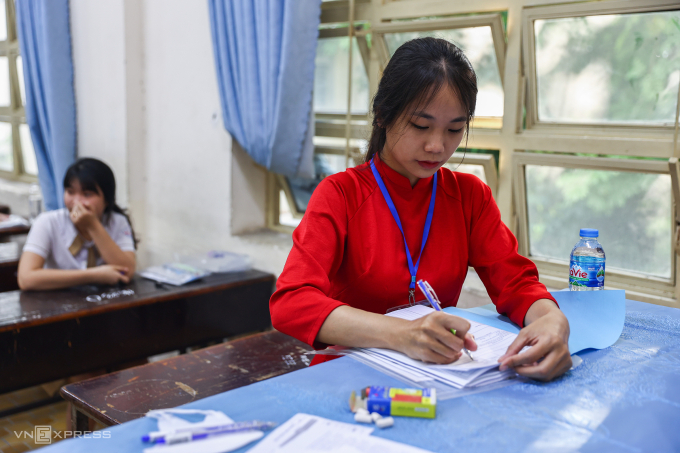 Giám thị, giáo viên coi thi lớp 10 công lập tại THCS Hoa Lư, TP HCM, tháng 6/2025. Ảnh: Quỳnh Trần