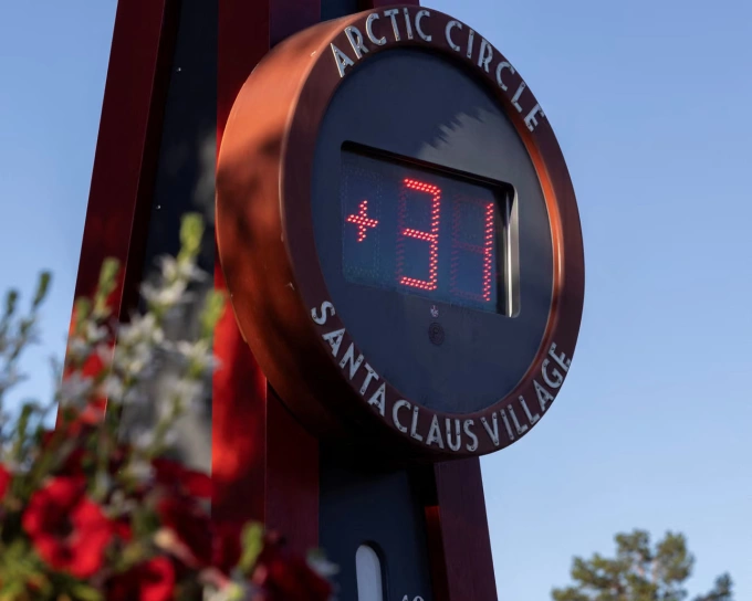 Màn hình hiện thị nhiệt độ ở Rovaniemi, Phần Lan, cuối tháng 7. Ảnh: Reuters