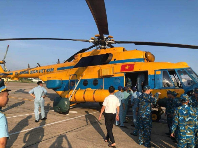 Quân đội điều động trực thăng mang hàng hóa hỗ trợ bà con vùng chia cắt. Ảnh: Hoàng Phong