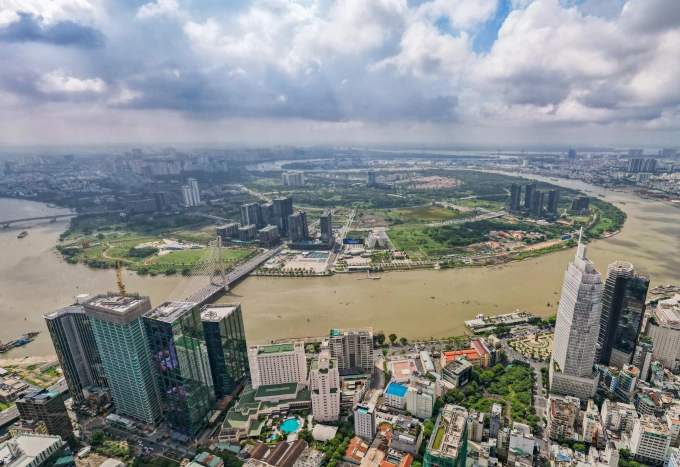 Trung tâm TP HCM và vực bán đảo Thủ Thiêm, nơi được đầu tư phát triển Trung tâm tài chính quốc tế tại TP HCM, tháng 7/2025. Ảnh: Quỳnh Trần
