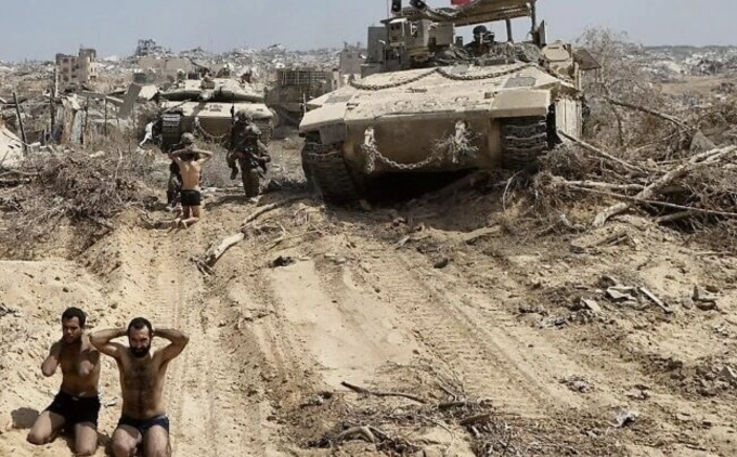 Ba tay súng Hamas cởi quần áo, rời khỏi đường hầm và đầu hàng quân đội Israel ngày 2/8. Ảnh: IDF