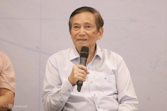 GS Tôn Thân tại tọa đàm sáng 2/8. Ảnh: Thanh Hằng