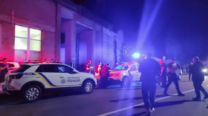 Người biểu tình tập trung bên ngoài sân vận động Lokomotiv, thành phố Vinnytsia, đêm 1/8. Ảnh: Ukrainska Pravda