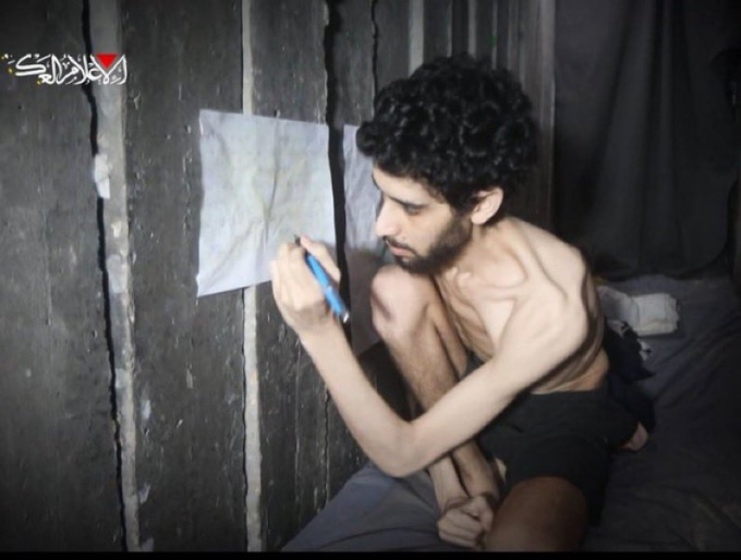 Evyatar David bên trong đường hầm bằng bê tông trong video do Hamas đăng ngày 1/8. Video: Lữ đoàn Ezzedine Al-Qassam