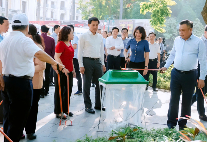 Chủ tịch Hà Nội Trần Sỹ Thanh tham gia dọn vệ sinh tại khu vực quảng trường Cách mạng tháng tám, sau lễ phát động. Ảnh: Phạm Linh