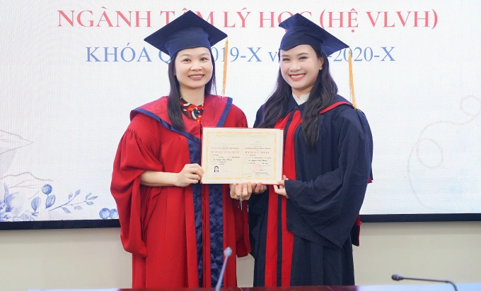 Thương (phải) tốt nghiệp cử nhân ngành Tâm lý học. Ảnh: Nhân vật cung cấp