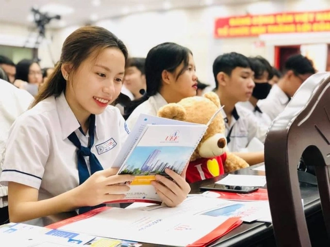 Thí sinh tìm hiểu chương trình ở trường Đại học Kinh tế Tài chính TP HCM. Ảnh: UEF
