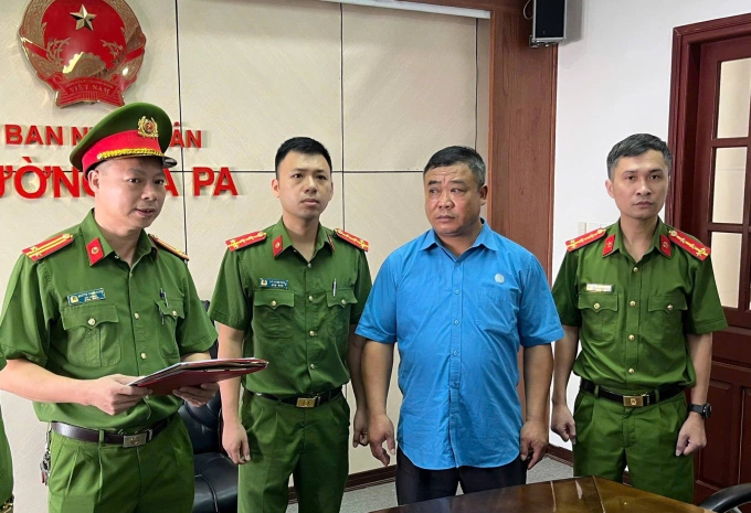 Cảnh sát tống đạt quyết định khởi tố bị can Nguyễn Bá Nguyên (thứ hai từ phải qua). Ảnh: Công an cung cấp