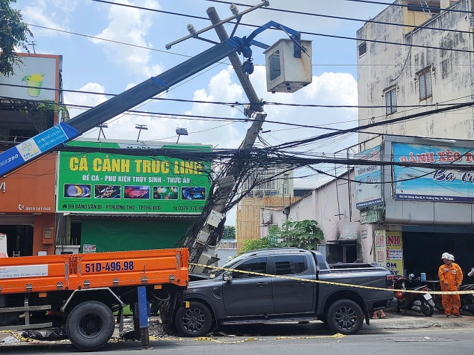 Nhân viên điện lực đang xử lý đường dây, di dời trụ điện gãy để thay mới sau tai nạn. Ảnh: Đình Văn