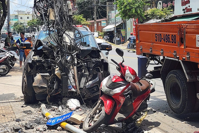 Hiện trường tai nạn trên đường Đặng Văn Bi. Ảnh: Đình Văn