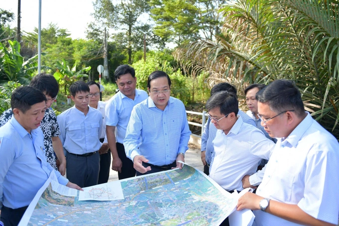 Phó chủ tịch UBND tỉnh Tây Ninh (thứ 6 từ trái sang) khảo sát thực địa các vị trí bố trí lô nền tái định cư dự án Vành đai 4. Ảnh: Hoàng Nam