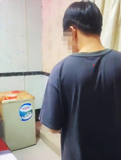 Nam sinh 20 tuổi được cảnh sát tìm thấy khi đang tự cô lập trong khách sạn. Ảnh: Công an cung cấp