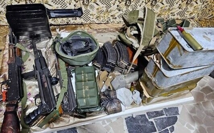Vũ khí binh sĩ IDF thu giữ được trong cuộc đột kích ở thị trấn Hader, miền nam Syria, ngày 3/8. Ảnh: IDF