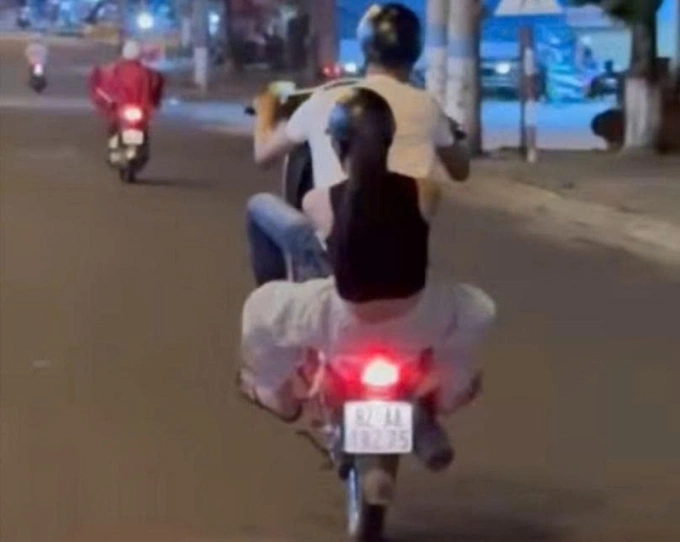 Nam thanh niên bốc đầu xe máy trên đường Phan Đình Phùng, phường Kon Tum cũ. Ảnh cắt từ video