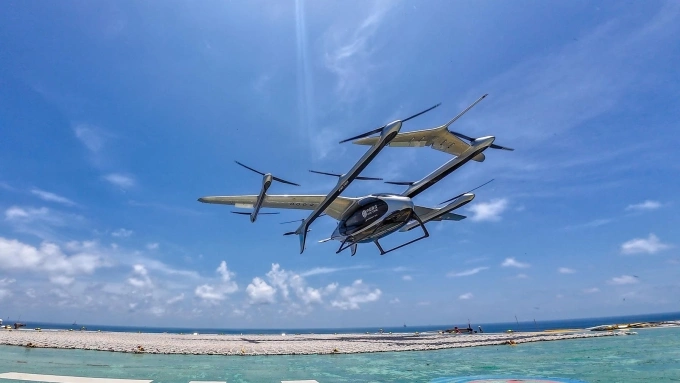Máy bay eVTOL V2000CG CarryAll do Trung Quốc tự phát triển hoàn thành chuyến giao hàng ngoài khơi đầu tiên tại thành phố Thâm Quyến, miền nam Trung Quốc, ngày 3/8. Ảnh: CMG