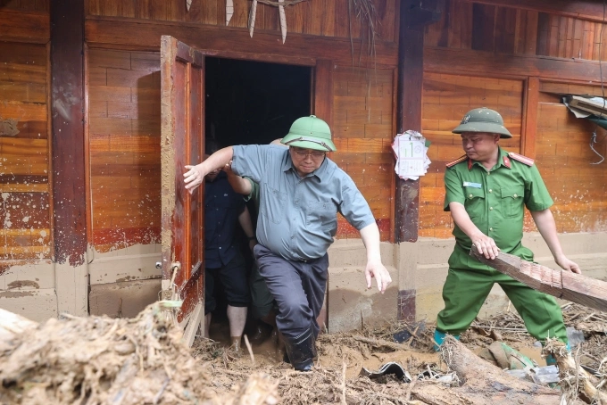 Thủ tướng Phạm Minh Chính vào vùng bị ảnh hưởng bởi lũ lụt thăm hỏi người dân, chiều 3/8. Ảnh: Nhật Bắc