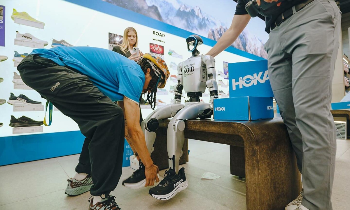 Robot hình người Trung Quốc gây chú ý khi dạo phố tại Mỹ