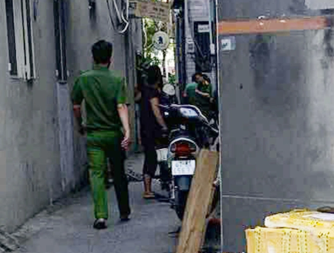 Cảnh sát phong tỏa, lấy lời khai nhiều người trong hẻm để điều tra. Ảnh: Nhật Vy