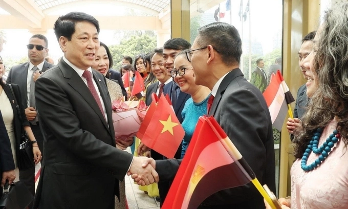 Kiều bào đón Chủ tịch nước Lương Cường và Phu nhân tại sân bay quốc tế Cairo, Ai Cập, ngày 3/8. Ảnh: TTXVN