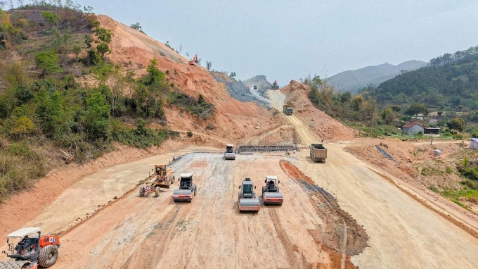 Máy móc thiết bị thi công trên công trường cao tốc Hữu Nghị - Chi Lăng. Ảnh: Anh Duy