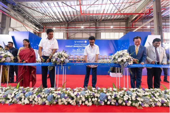 Thủ hiến bang Tamil Nadu, ông M.K. Stalin (thứ 3 từ phải qua), cùng Tổng Giám đốc VinFast châu Á Phạm Sanh Châu (thứ 2 từ phải qua) cắt băng khánh thành nhà máy VinFast ở Ấn Độ. Ảnh: VinFast