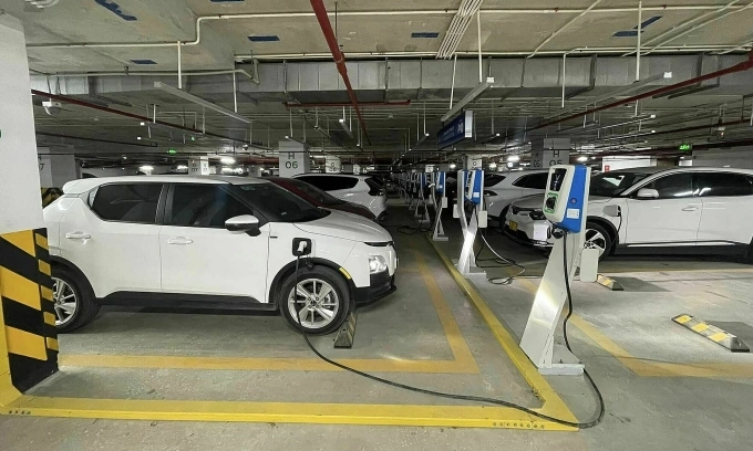 Xe điện sạc tại hầm trung tâm thương mại ở Hà Nội. Ảnh: Cường Mạnh