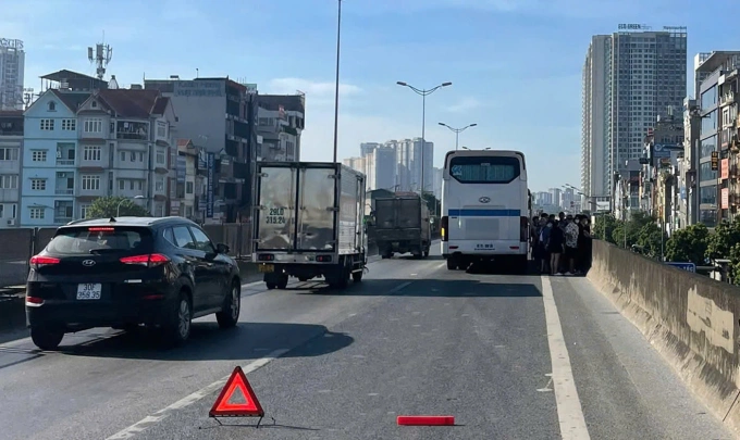 Hành khách đứng trên làn khẩn cấp ở vành đai 3.