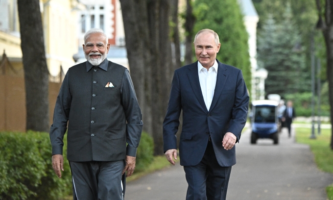 Tổng thống Nga Putin (phải) và Thủ tướng Ấn Độ Modi đi dạo trong dinh thự ở Novo-Ogaryovo, ngoại ô Moskva, ngày 8/7/2024. Ảnh: AFP
