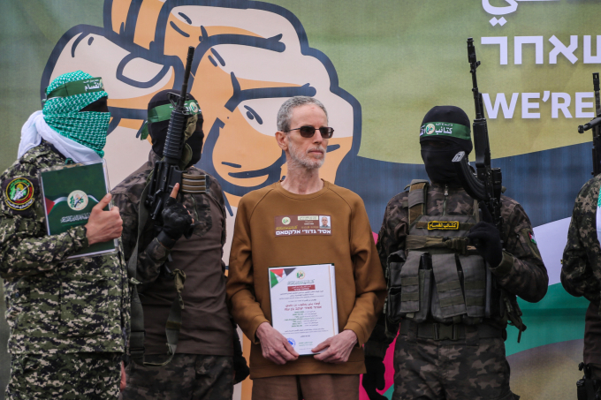 Hamas bàn giao một con tin cho Hội Chữ thập Đỏ ở Deir el-Balah, miền trung Gaza, ngày 8/2. Ảnh: AFP
