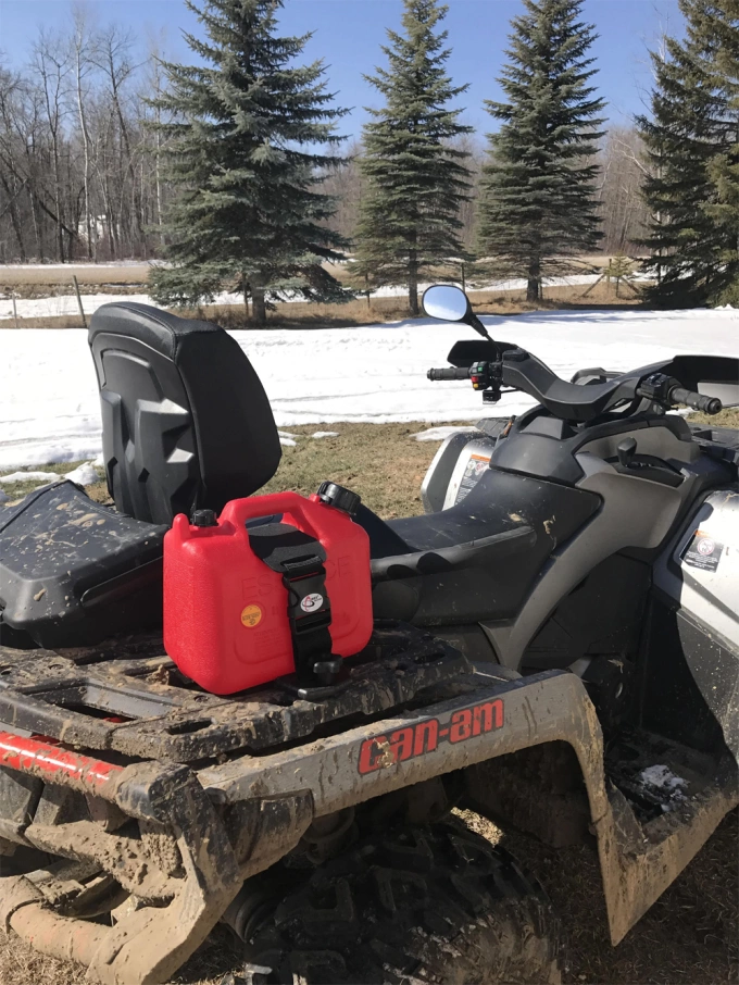Can xăng dự trữ trên một chiếc ATV hiệu Can-Am. Ảnh: Can-Am ATV Forum