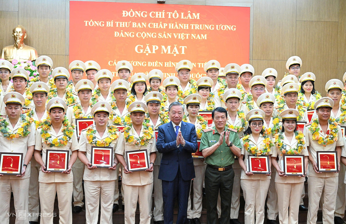Tổng Bí thư gặp mặt các tấm gương công an nhân dân tiêu biểu