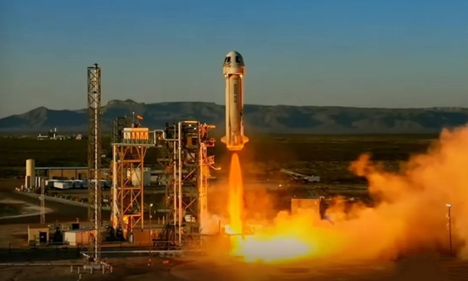 Phương tiện New Shepard chở phi hành đoàn NS-34 cất cánh hôm 3/8. Ảnh: Blue Origin