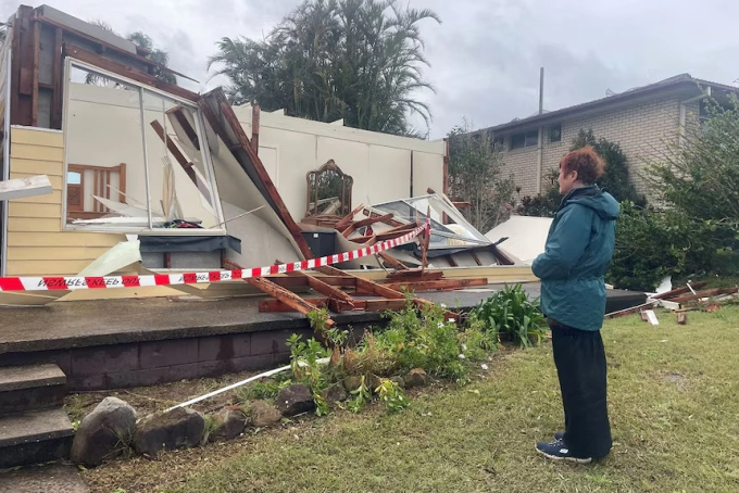 Bà Siossian, 81 tuổi, đứng trước căn nhà đổ sập trong bão lớn ở NSW. Ảnh: ABC News