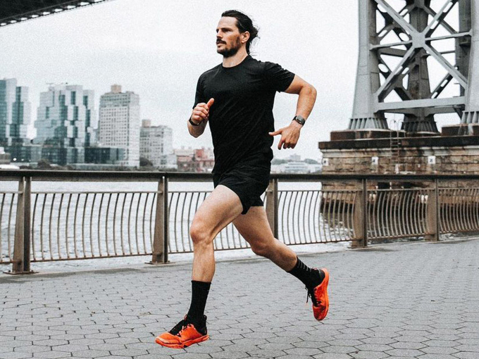 Runner cũng có thể tận dụng những cây cầu trong thành phố để tập dốc. Ảnh: centr.com