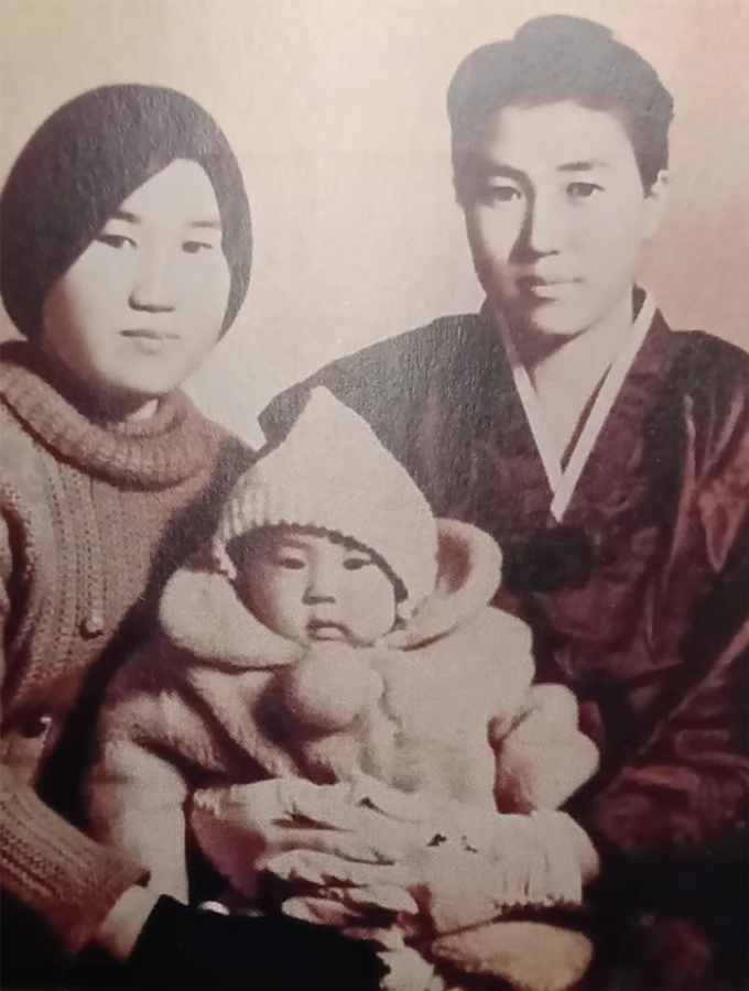 Bà Han Tae-soon (phải) bế con gái Kyung-ha khi bé tròn 100 ngày tuổi. Ảnh: CNN
