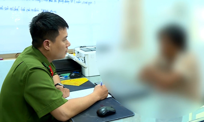 Cảnh sát làm việc với tài xế taxi. Ảnh: Công an cung cấp