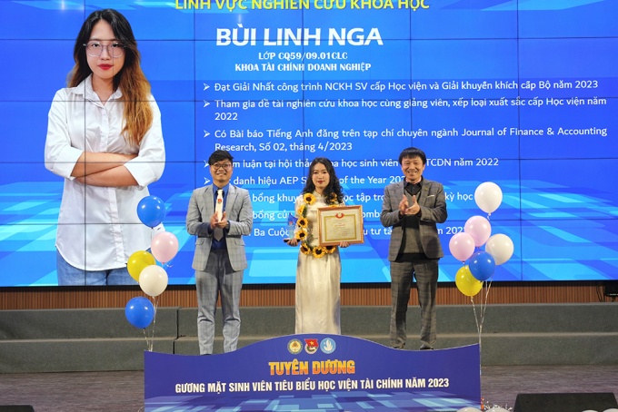 Nga được tuyên dương Gương mặt sinh viên tiêu biểu Học viện Tài chính năm 2023. Ảnh: Nhân vật cung cấp