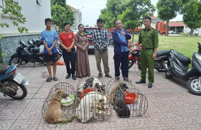 Cảnh sát trao trả lại tài sản cho các bị hại. Ảnh: Hòa Vang