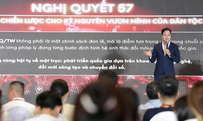 Chủ tịch HUB Network - anh Trần Quang Hưng, Phó Bí thư Thành đoàn Hà Nội chia sẻ về sự ra đời của vườn ươm. Ảnh: GM Vietnam