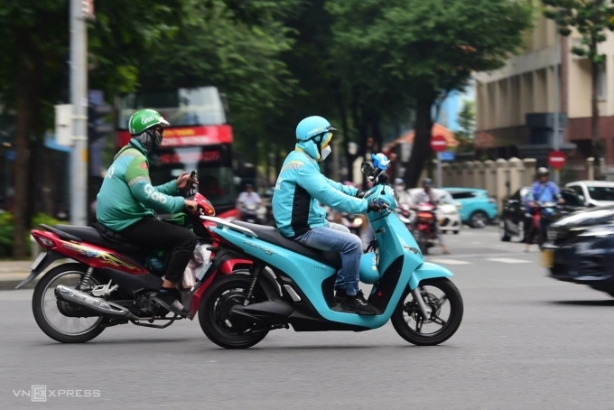 Tài xế xe máy điện chạy trên đường trung tâm TP HCM. Ảnh: Thanh Tùng