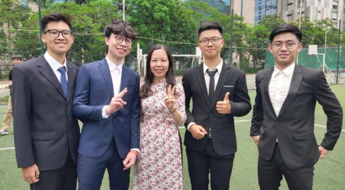 Phạm Hoàng Tùng (thứ hai từ trái sang) và bạn bè. Ảnh: Nhân vật cung cấp
