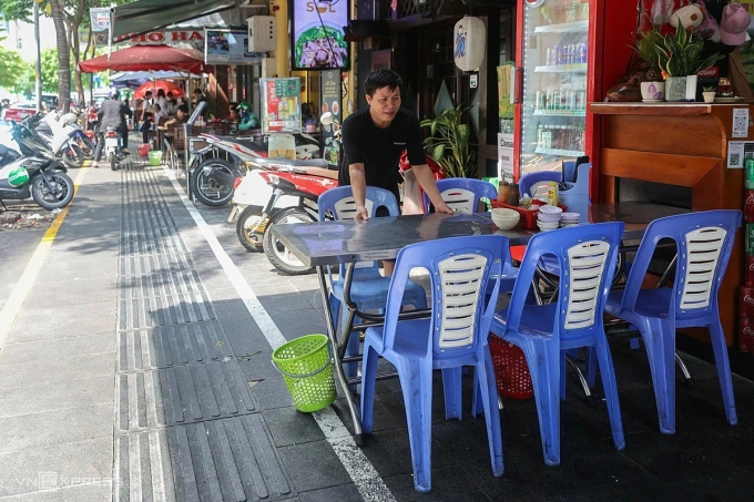 Người dân trên đường Hải Triều, quận 1 (cũ) sắp xếp bàn ghế theo vạch sơn trên phần vỉa hè sau khi đăng ký sử dụng, năm 2024. Ảnh: Thanh Tùng