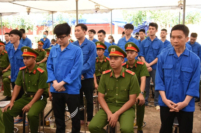 Trần Văn Châu (ngoài cùng bên phải) cùng các đồng phạm tại tòa phúc thẩm. Ảnh: Nam An