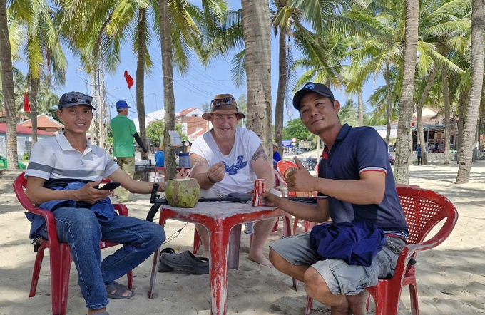 Anh Trinh và anh Đông chụp ảnh cùng ông Lein Riches sau khi tìm lại được nhẫn kim cương. Ảnh: NVCC