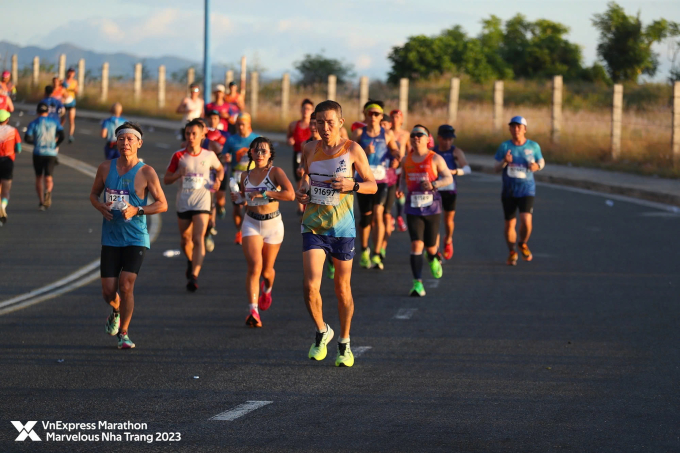 Runner chinh phục đèo Lương Sơn tại VM Nha Trang 2023. Ảnh: VM
