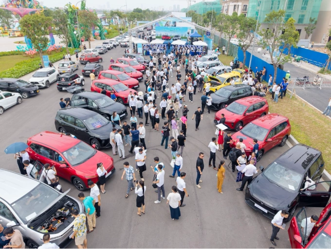 Sự kiện bàn giao lô xe Limo Green tại Hà Nội. Ảnh: Tuấn Vũ