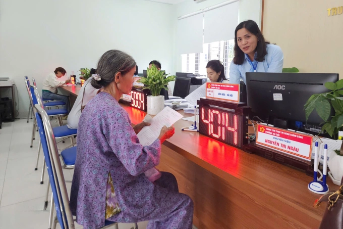 Cán bộ phường An Cựu hướng dẫn người dân làm thủ tục. Ảnh: Võ Thạnh