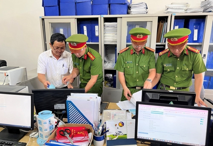 Cơ quan công an khám xét Chi cục Thủy sản vào năm 2024. Ảnh: Phan Bé
